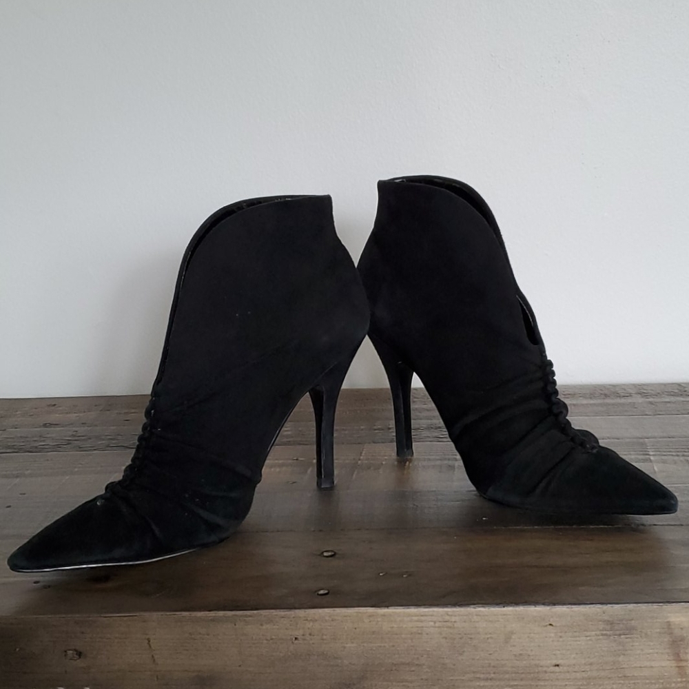 [ GUESS ] Suede/Velvet Ruched Booties